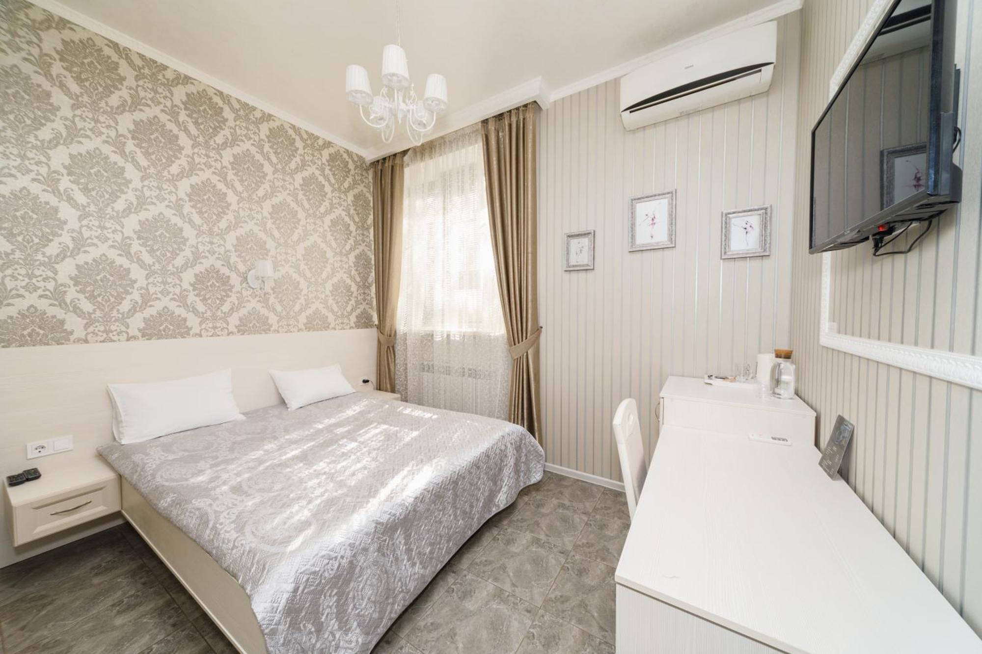 L.O.Y Family Hotel Dnipro Exteriör bild