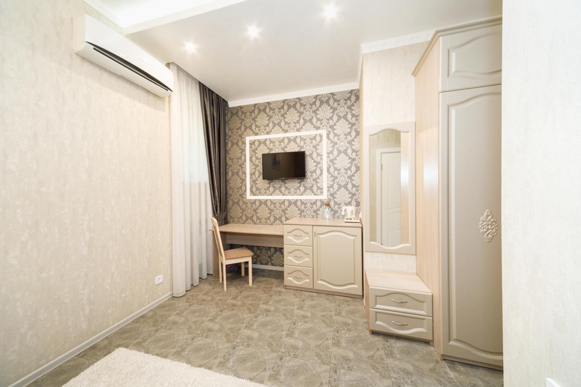 L.O.Y Family Hotel Dnipro Exteriör bild