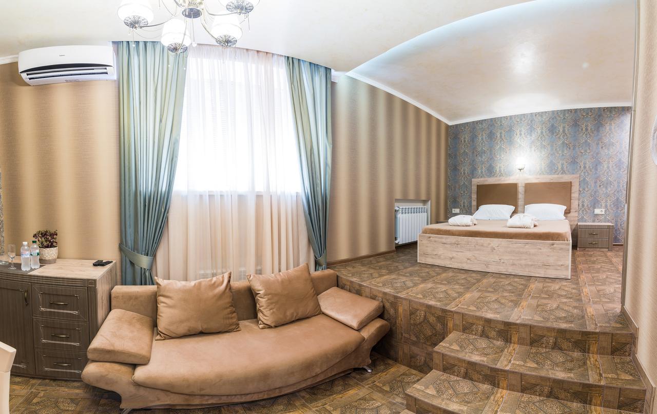 L.O.Y Family Hotel Dnipro Exteriör bild