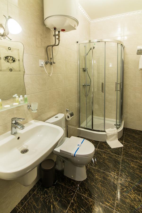 L.O.Y Family Hotel Dnipro Exteriör bild