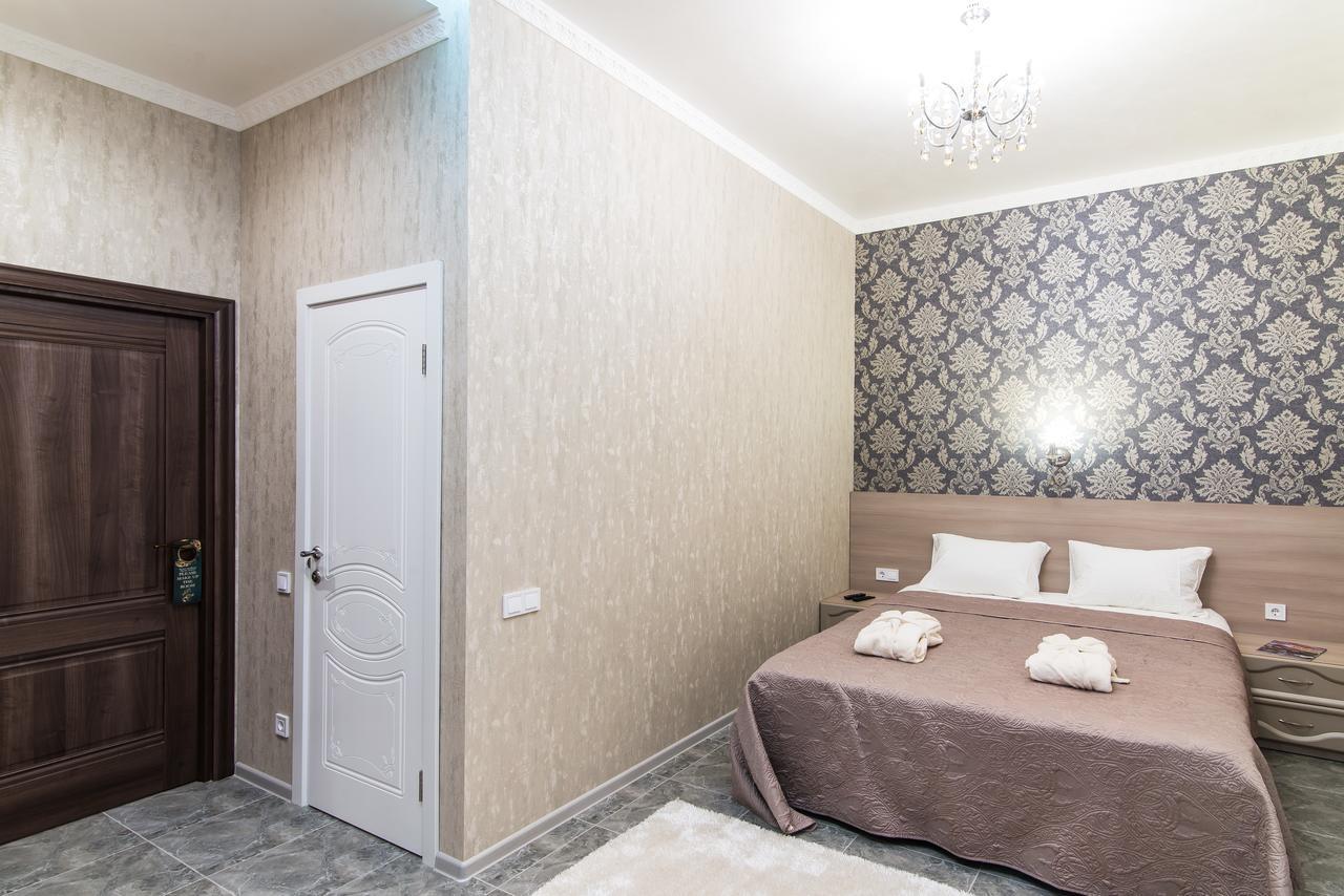 L.O.Y Family Hotel Dnipro Exteriör bild